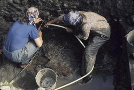 Crew excavating perishables Unit:L9 from south